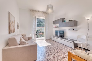 Familie appartement, 1 slaapkamer (GP - Casa Rosetta - Sea And Relax) | Woonruimte | Een 32-inch smart-tv met kabelzenders