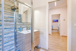 Familieleilighet, 2 soverom (Casa Adriana - Sea And Relax) | Bad | Dusj, hårføner, bidé og håndklær