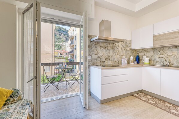 Family Apartment, Multiple Bedrooms (GP - Casa Adriana - Sea And Relax) | Private kitchen | Fridge, microwave, oven, stovetop