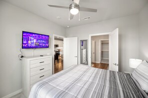 2 habitaciones, escritorio y tabla de planchar con plancha 
