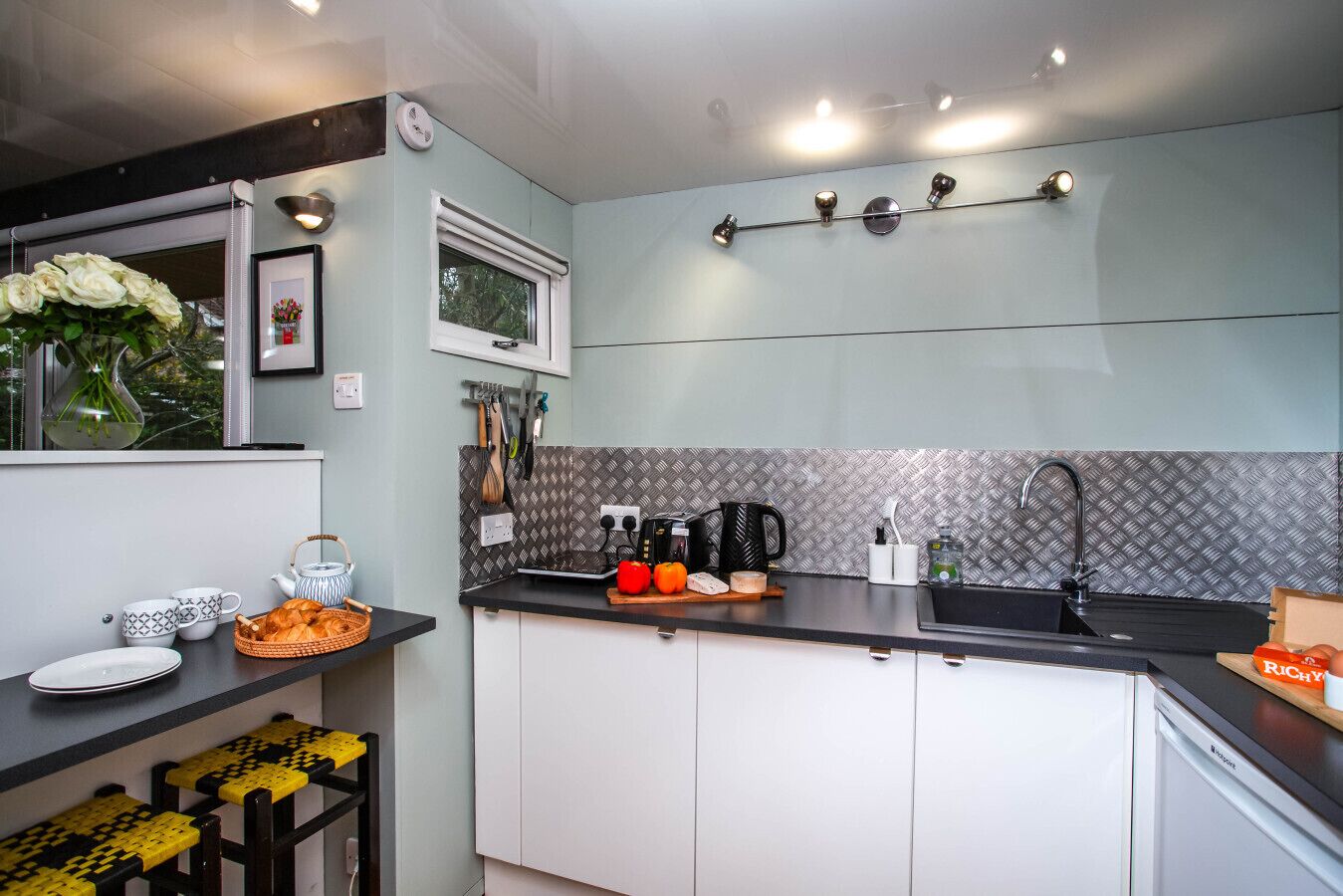 Microwave, stovetop, dishwasher, coffee/tea maker