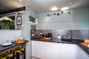 Micro-ondes, plaque de cuisson, lave-vaisselle, cafetière/bouilloire