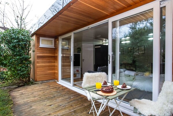 Outdoor dining - Stylish Harrogate Studio with Huge Garden (North Yorkshire)