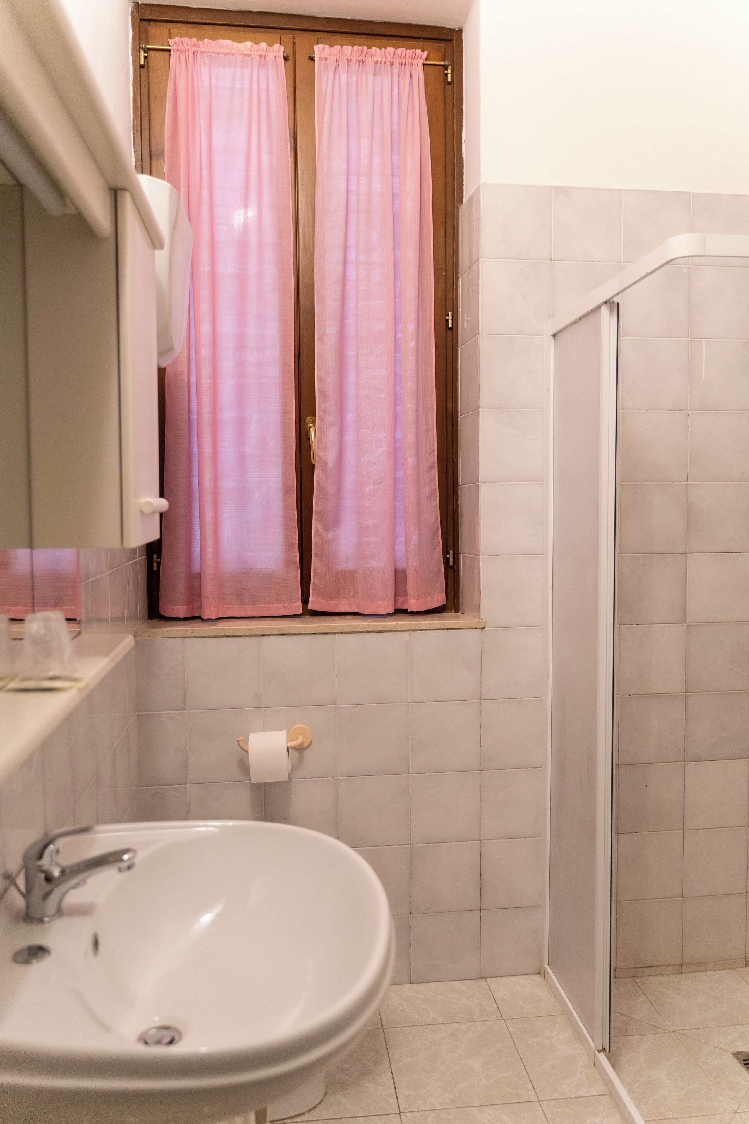 Un baño con lavamanos, inodoro y ducha.