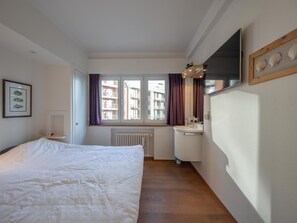 3 chambres, fer et planche Ă repasser
