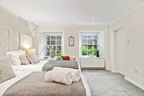 5 bedrooms, desk, iron/ironing board, travel crib