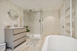 Dusche, Haartrockner, Handtücher, Seife