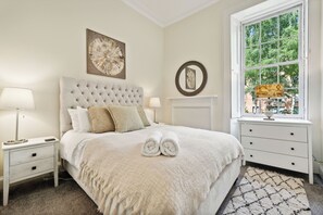 5 Schlafzimmer, Schreibtisch, Bügeleisen/Bügelbrett, Reisekinderbett