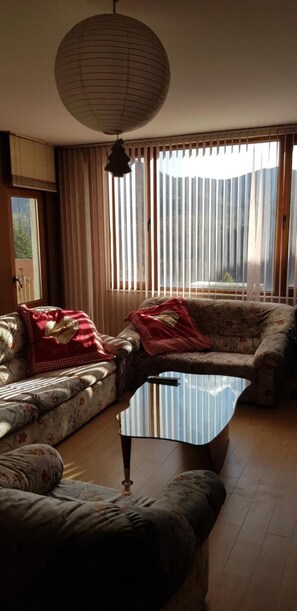 Departamento, 1 habitación, balcón, vista a la montaña | Sala de estar