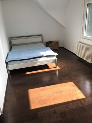 3 habitaciones, escritorio, tabla de planchar con plancha y wifi gratis 