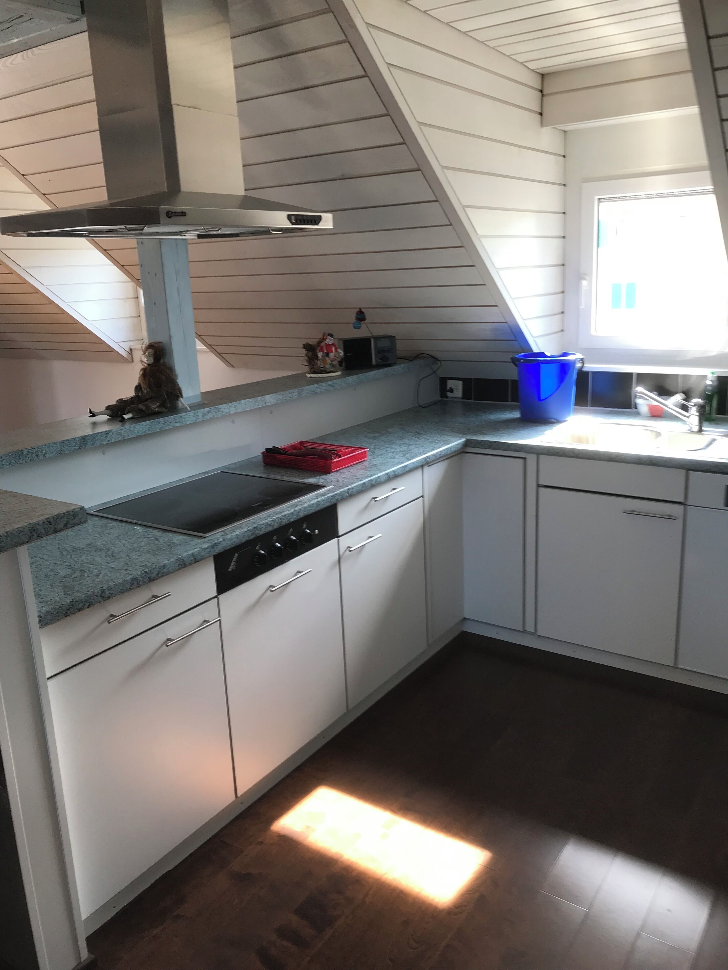 Een kookplaat, een vaatwasser, een koffiezetapparaat/waterkoker