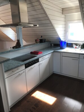 Plaque de cuisson, lave-vaisselle, cafetière/bouilloire, chaise haute