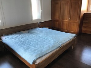 3 habitaciones, escritorio, tabla de planchar con plancha y wifi gratis 