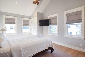 3 bedrooms, desk, iron/ironing board, WiFi - Short walk to Provincetown shopping! (Provincetown)