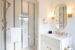 Douche, sèche-cheveux, serviettes fournies, shampoing