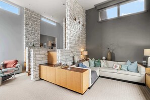 TV, peis og kontorer