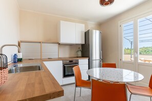 Kühlschrank, Ofen, Wasserkocher, Kochgeschirr/Geschirr/Besteck