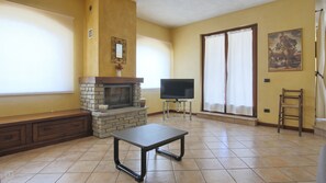 Una televisión, una chimenea