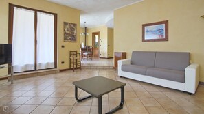 Una televisión, una chimenea