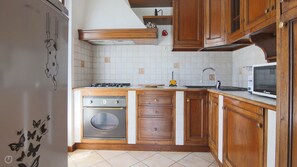 Kühlschrank, Mikrowelle, Ofen, Geschirrspüler