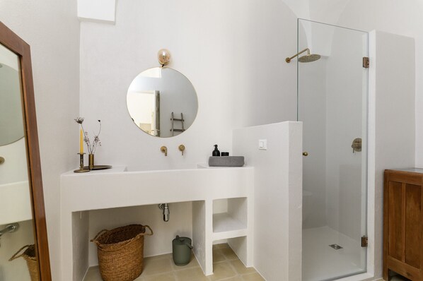 Douche, sèche-cheveux, serviettes fournies, savon