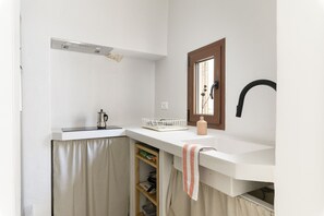 Kühlschrank, Wasserkocher mit Kaffee-/Teezubehör, Wasserkocher