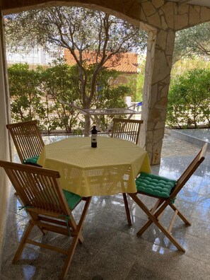 Basic Apartment, Courtyard View | Terrace/patio - Apartments Pranic (Vir)