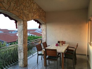 Comfort-Apartment, Blick auf den Innenhof | Terrasse/Patio