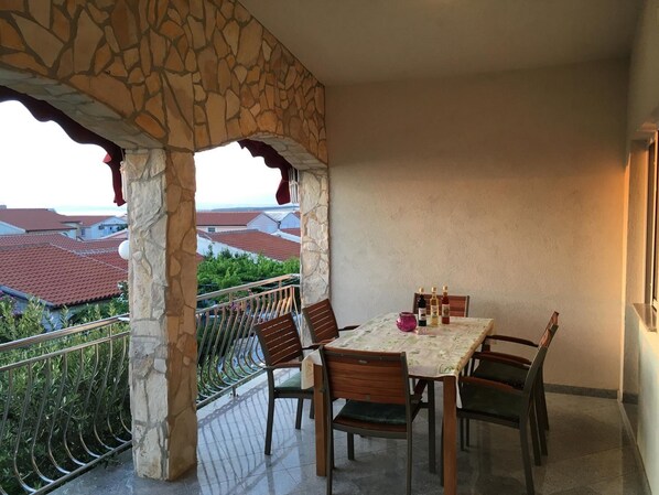 Comfort-Apartment, Blick auf den Innenhof | Terrasse/Patio