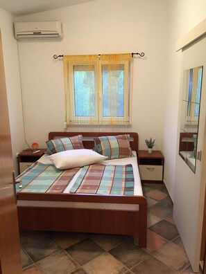 Comfort Apartment, Courtyard View | Free WiFi, bed sheets - Apartments Pranic (Vir)