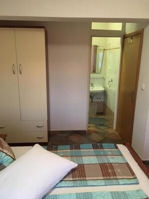 Comfort Apartment, Courtyard View | Free WiFi, bed sheets - Apartments Pranic (Vir)