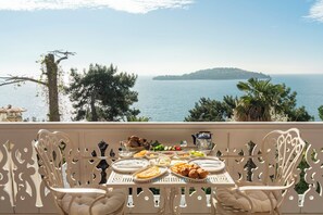 Desayuno con opciones de la cocina local incluido todos los días 