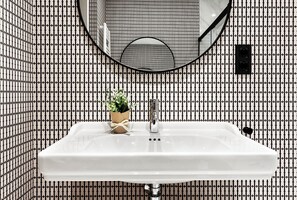 Ducha, secador de pelo, toallas y papel higiénico