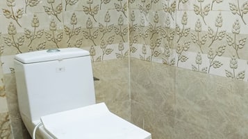Quarto, 1 cama de casal, para não fumantes, banheiro privativo | Banheiro | Chuveiro, toalhas de banho