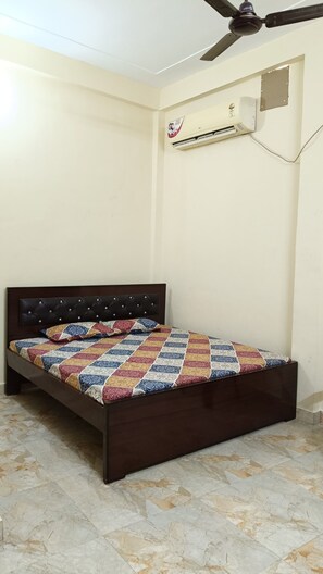 Habitación, 1 cama matrimonial, para no fumadores, baño privado | Insonorización, tabla de planchar con plancha y wifi gratis 