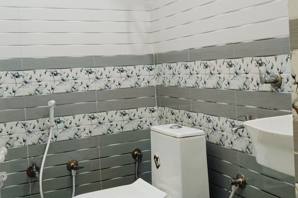 Chambre, 1 lit double, non-fumeur, salle de bain privée | Salle de bain | Douche, serviettes fournies