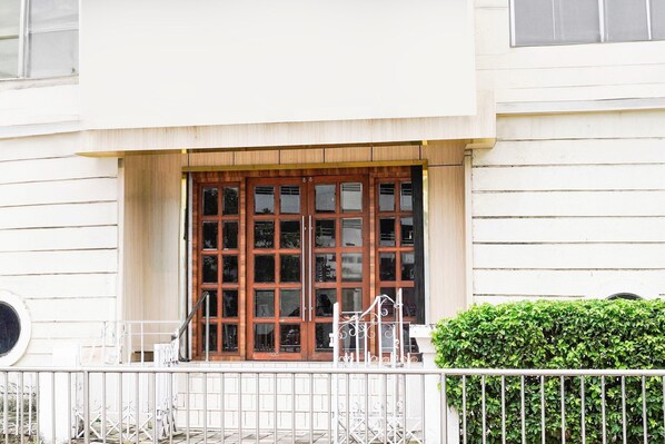 House | Meja sambut tetamu