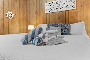 6 bedrooms, WiFi, bed sheets - Island Time at Ocean Isle Beach (Ocean Isle Beach)