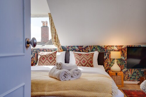 *NEW*The Old Smokehouse: Central, Bohemian Room