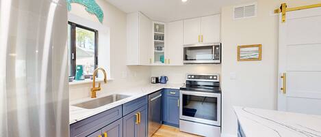 Réfrigérateur, four à micro-ondes, un four, surface de cuisson