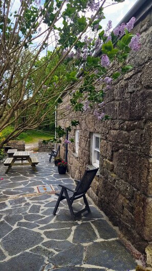 Outdoor dining - Charming barn in scenic Lamorna valley (Lamorna)