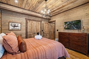 3 عدّة غرف نوم ومكتب وواي فاي مجانًا وملاءات أسرّة