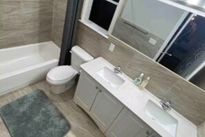 Haartrockner, Handtücher, Seife, Toilettenpapier