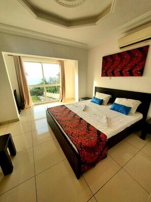 Shower, towels, soap, toilet paper - COMPANERO RESORT (Bureh Town)