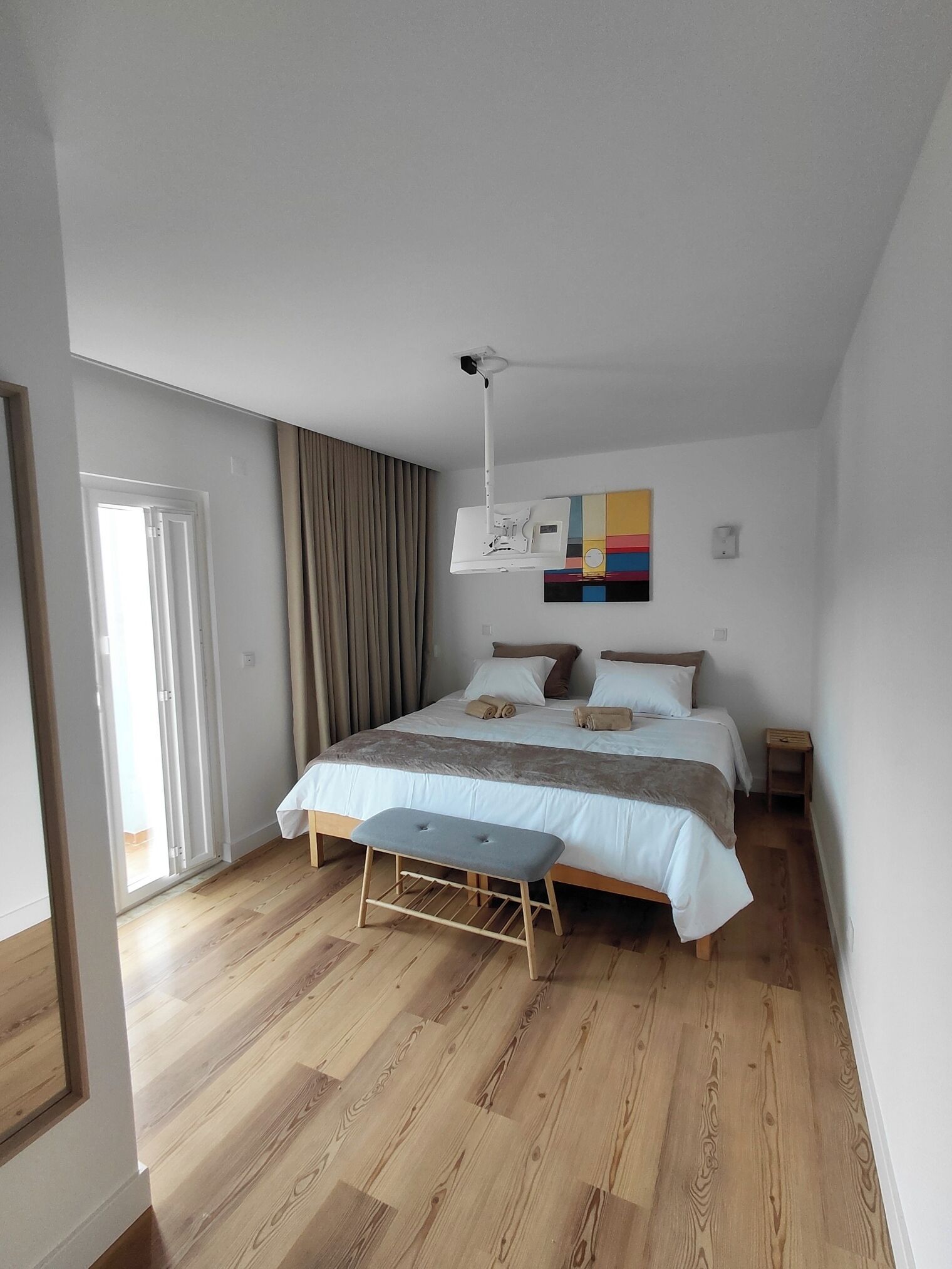 واي فاي مجانًا وملاءات أسرّة