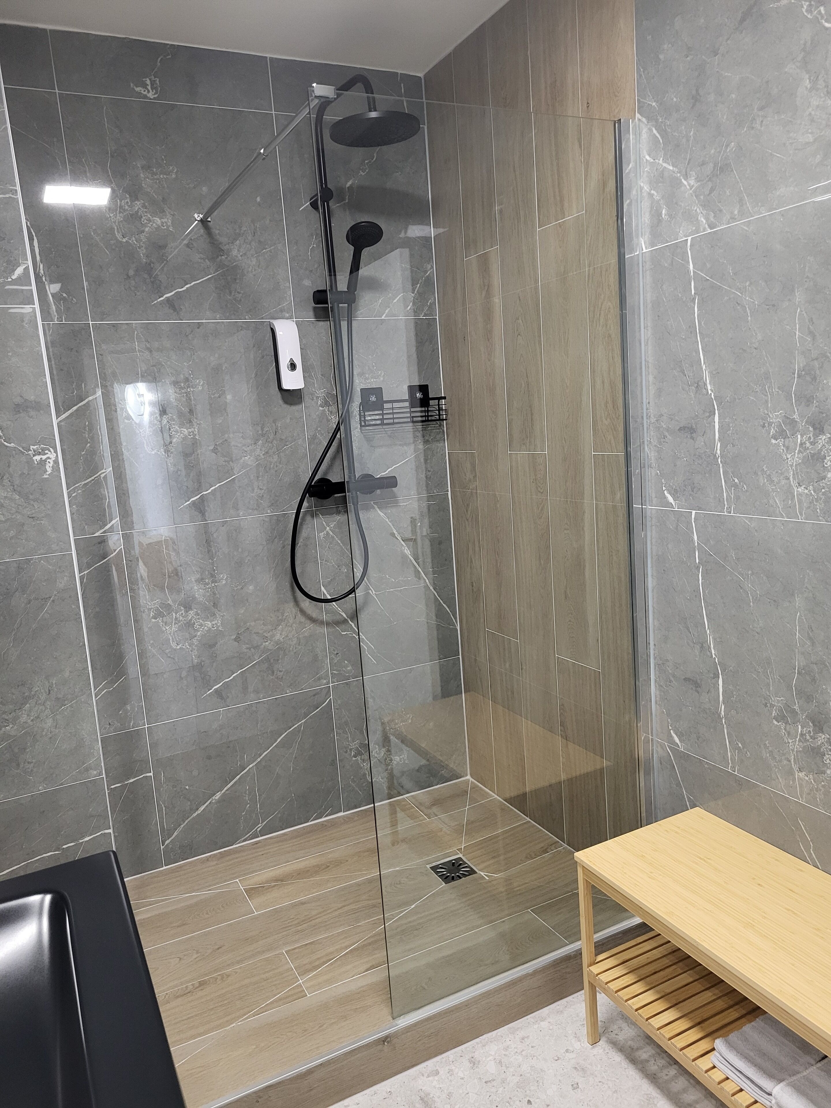 Douche, sèche-cheveux, serviettes fournies, savon