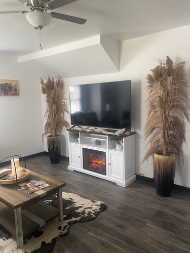 Charming 2-bedroom apartment with WiFi, AC in Wabash.