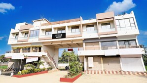 A two-story hotel with a sign reading "HOTEL O". - Super Hotel O Somnath Formerly Hotel Somnath Tirth (Veraval)
