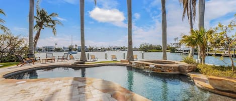 حمّام سباحة مُدفَّأ