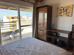 2 bedrooms, travel cot, free WiFi, bed sheets